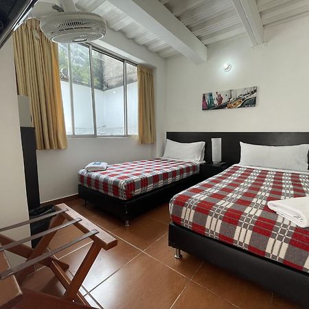 Hostal Lleras Calle 8 Меделин Екстериор снимка