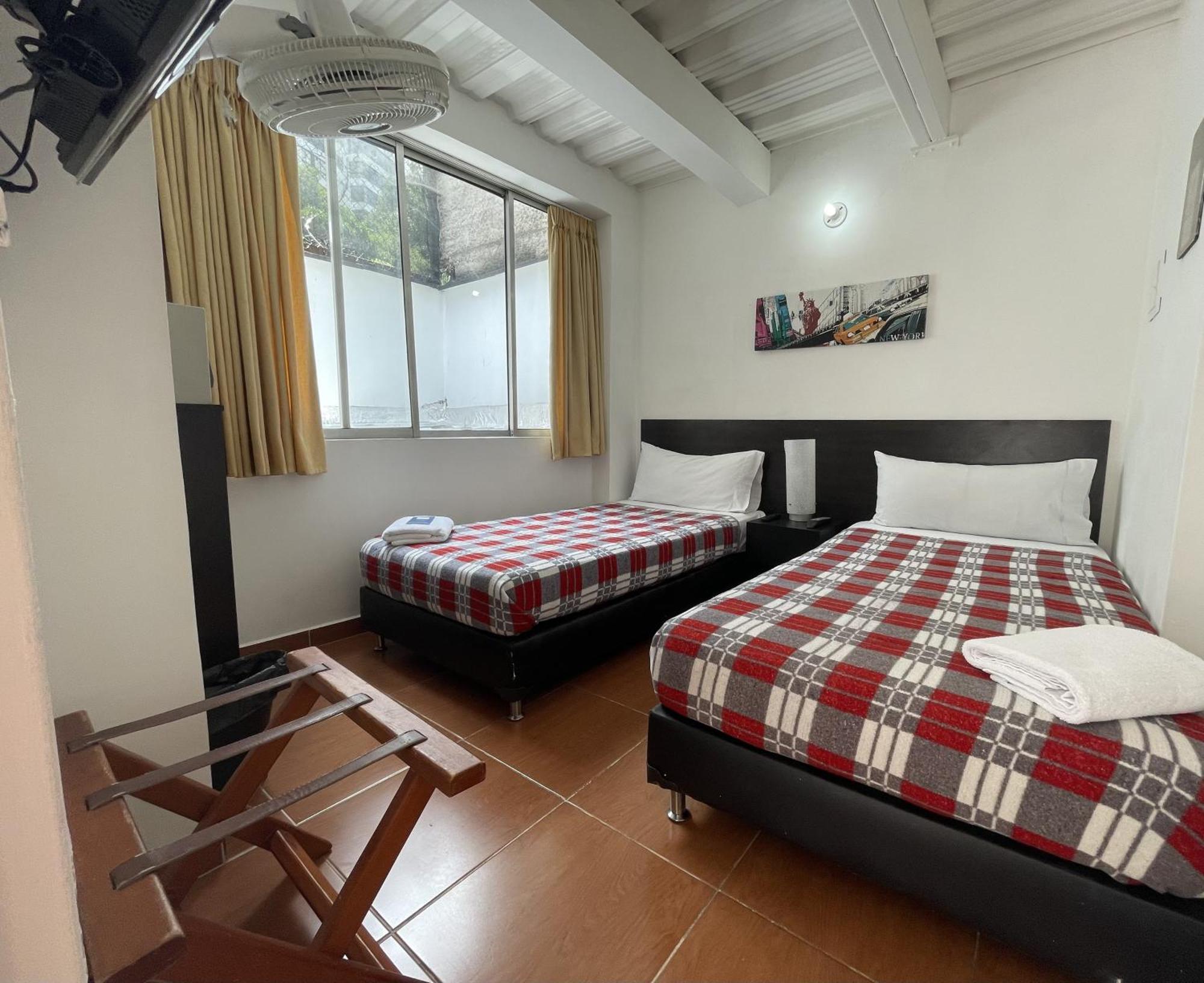 Hostal Lleras Calle 8 Меделин Екстериор снимка