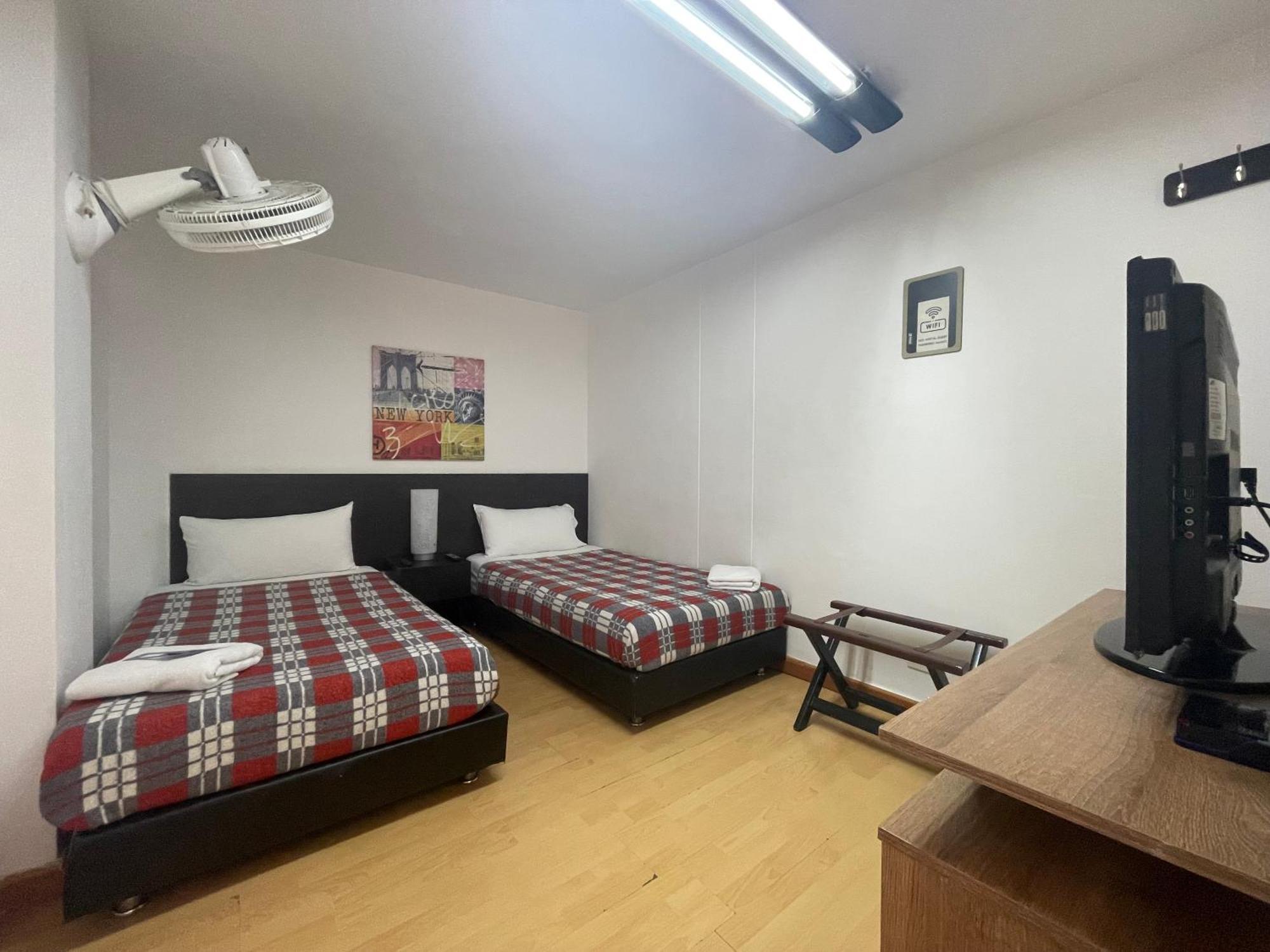 Hostal Lleras Calle 8 Меделин Екстериор снимка