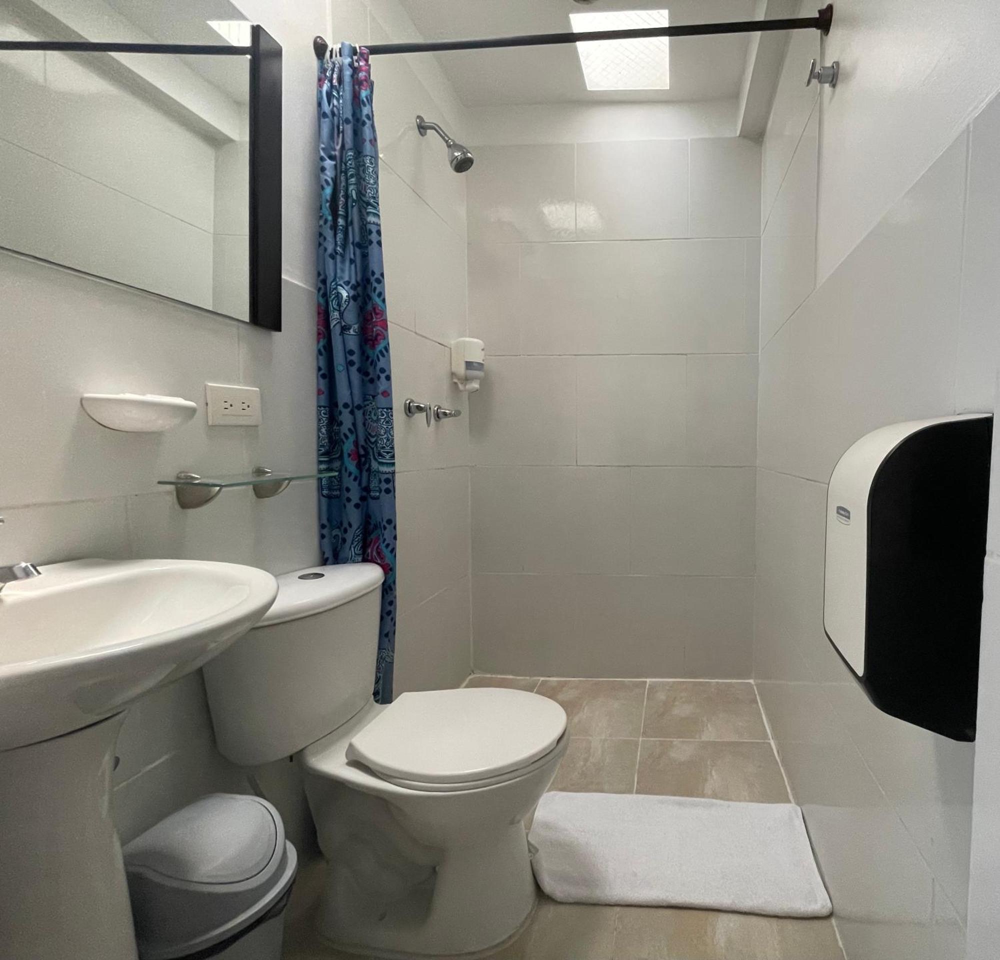 Hostal Lleras Calle 8 Меделин Екстериор снимка