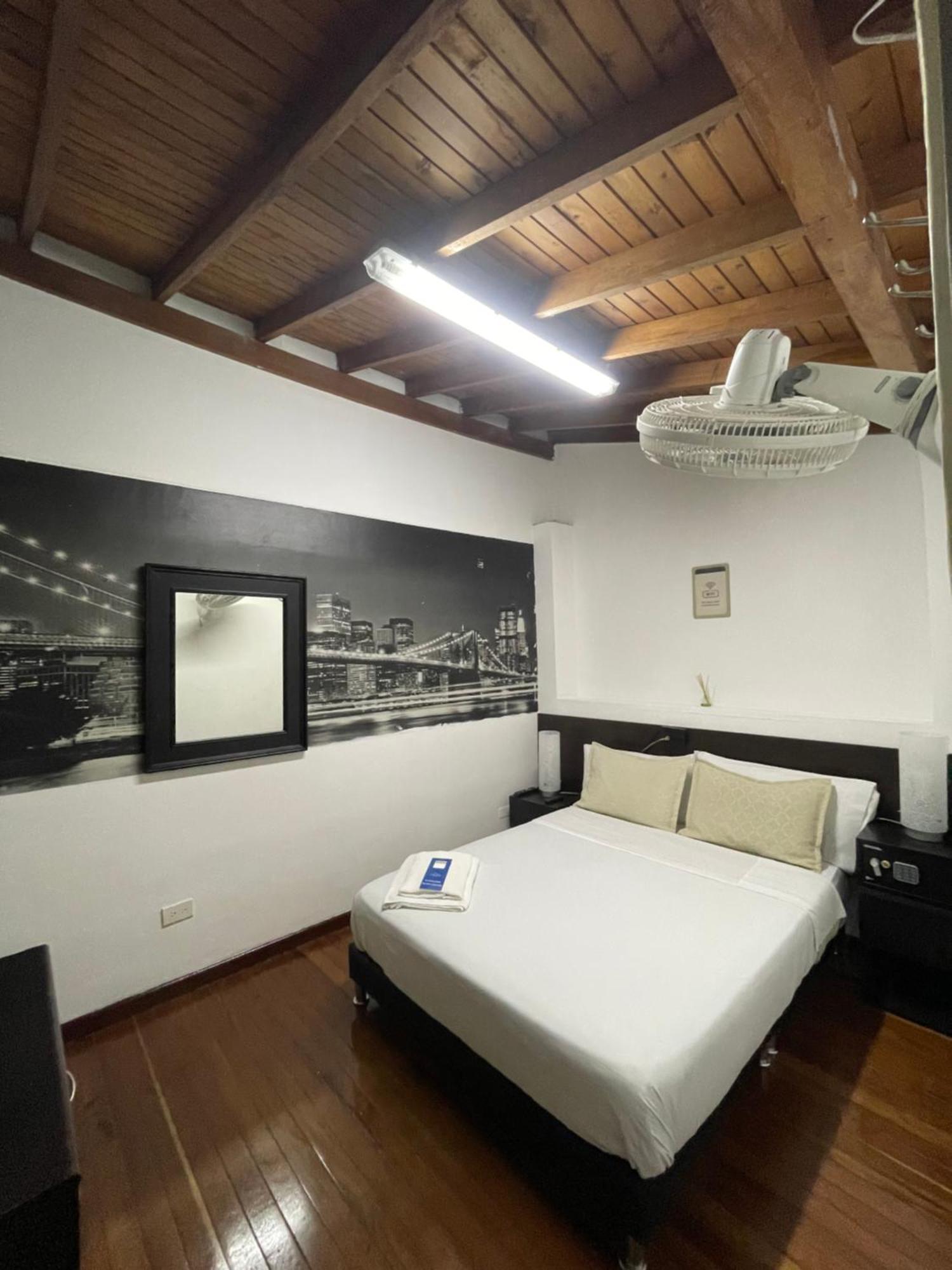 Hostal Lleras Calle 8 Меделин Екстериор снимка