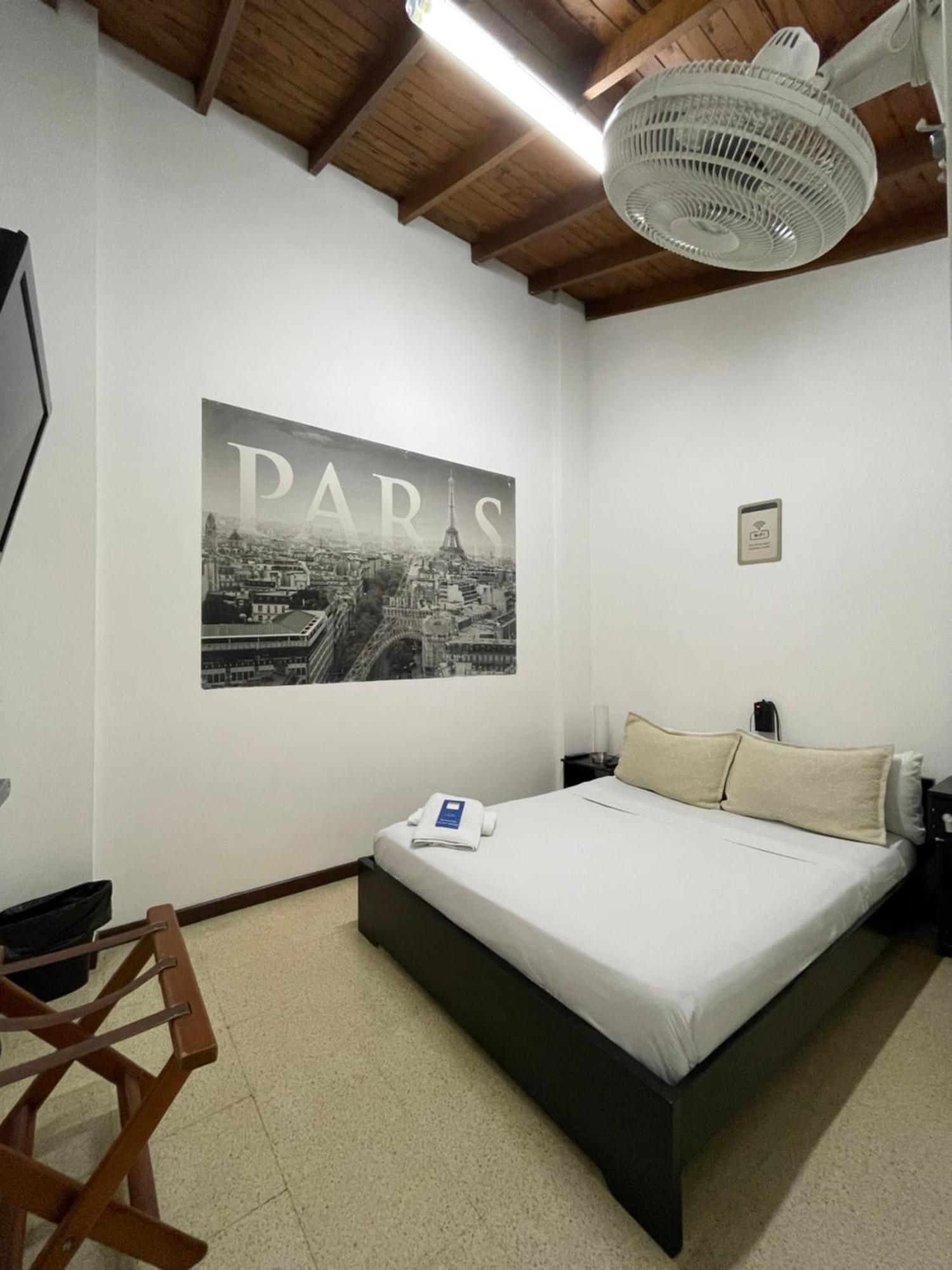 Hostal Lleras Calle 8 Меделин Екстериор снимка