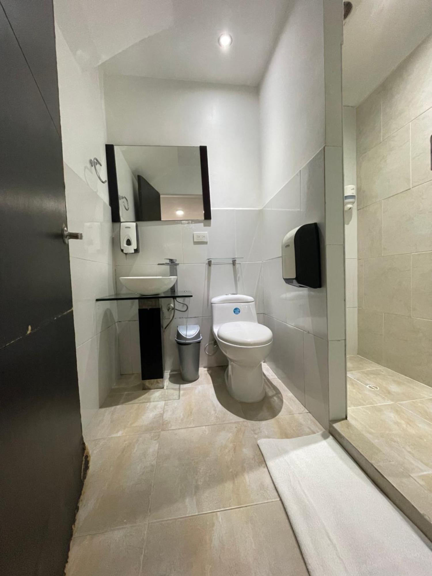 Hostal Lleras Calle 8 Меделин Екстериор снимка