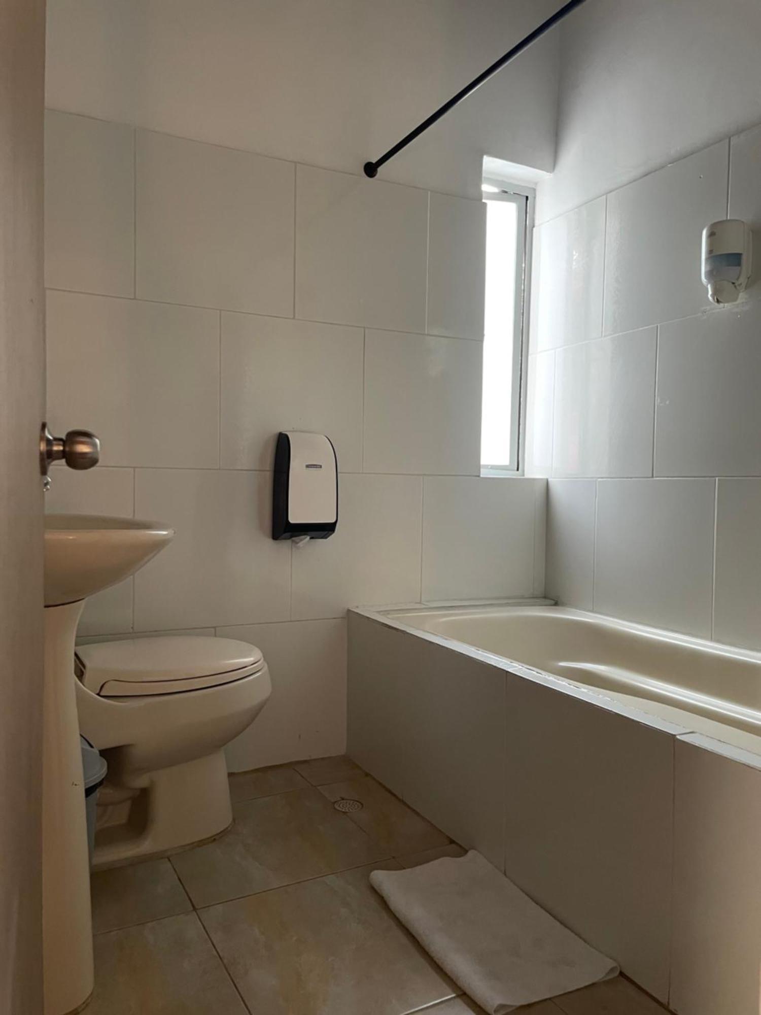 Hostal Lleras Calle 8 Меделин Екстериор снимка