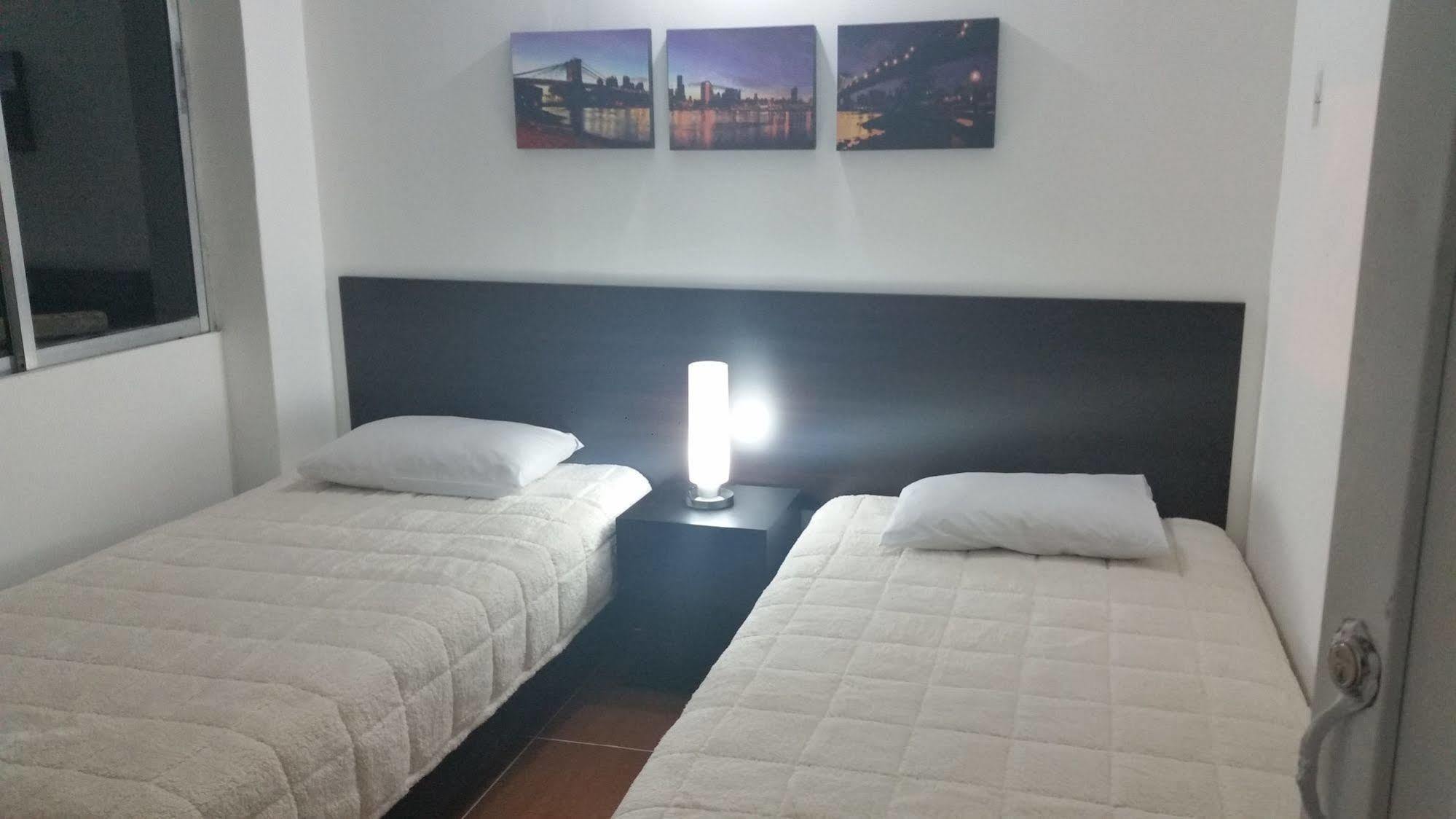 Hostal Lleras Calle 8 Меделин Екстериор снимка